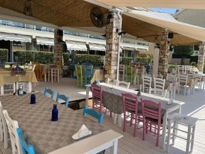 A restaurant or other place to eat at Porto Palio Beach Hotel