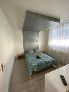 - une chambre avec un lit au milieu d'une pièce dans l'établissement Maison plein centre ville La Roche Sur Yon, à La Roche-sur-Yon