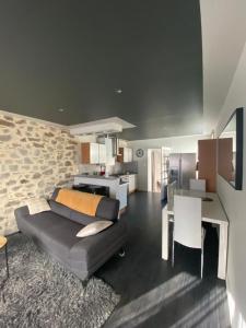 uma ampla sala de estar com um sofá e uma cozinha em Maison plein centre ville La Roche Sur Yon em La Roche-sur-Yon