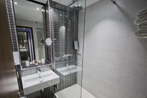 ห้องน้ำของ Holiday Inn Clermont Ferrand Centre by IHG