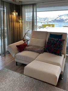 uma sala de estar com um sofá e uma janela em Nautica em Faulensee