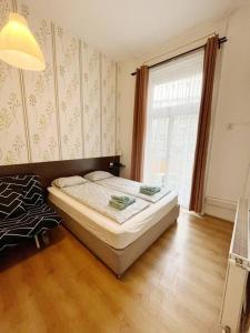Posteľ alebo postele v izbe v ubytovaní 1#Parliament Sunflower Apartments Room