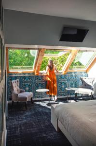 a woman looking out the window of a train at Domaine De La Corniche in Rolleboise