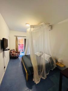 1 dormitorio con 1 cama con dosel en La Cabane du Pêcheur Atlantic Evasion en Dakar