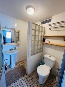 uma casa de banho com um WC e um lavatório em La Cabane du Pêcheur Atlantic Evasion em Dakar