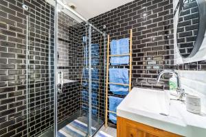 Kúpeľňa v ubytovaní Loft Dunkerque Centre + 16 fotografií
