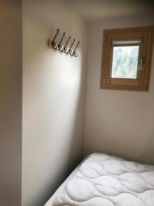 Postel nebo postele na pokoji v ubytování Chatel - appartement 2 pièces rénové - 4 personnes - proche centre - ménage inclus