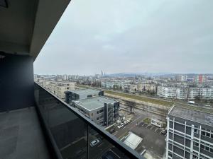 een uitzicht op de stad vanuit een kantoorgebouw bij Luxury New Apartments Centru in Iaşi