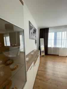 a white kitchen with a counter and a window at Schickes 2 Zimmer-Cityapartment Bielefeld Mitte in Bielefeld