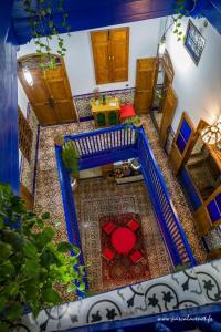 een woonkamer met een blauwe leuning bij Dar Halima in Essaouira