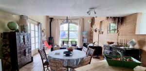 a kitchen with a table and chairs in a room at Maison de plain pied pour 4 pers piscine Lussan in Lussan