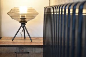 una lámpara en una mesa junto a un radiador en Nap Bristol City Centre en Bristol