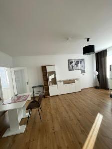 a large white room with a table and a chair at Schickes 2 Zimmer-Cityapartment Bielefeld Mitte in Bielefeld