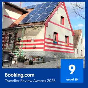 ein Haus mit Sonnenkollektoren auf dem Dach in der Unterkunft Haus Kunterbunt in Mehlingen