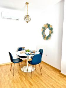 a dining room with a table and four chairs at Apartamento Sorolla Center in Ayamonte