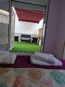 Habitación con vistas a una habitación con ventana en Atico Duque Gran Terraza Parking Free, en Cartagena