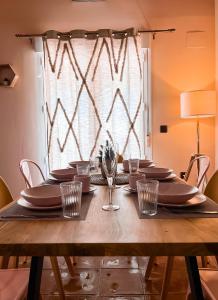 una mesa de madera con platos y copas de vino. en Apartamentos Vista Sierra Nevada, en Sierra Nevada