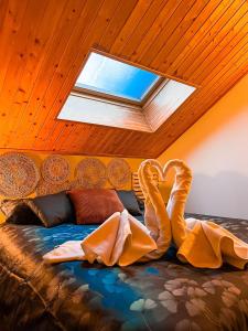 シエラネバダにあるApartamentos Vista Sierra Nevadaのベッドルーム1室(天窓付きのベッド1台付)