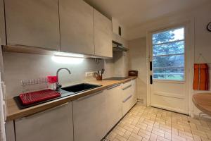 Kuchyňa alebo kuchynka v ubytovaní Superb apartment full of charm with terrace 2ch 5min from the lighthouse + 8 fotografií