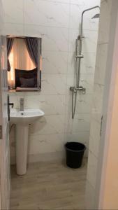 A bathroom at Cozy 2 Bedroom apt with free WiFi - Konar Apartments