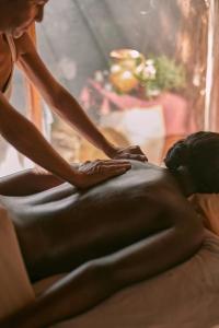 - un massage sur un canapé dans l'établissement Our Habitas Tulum, à Tulum