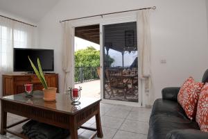 uma sala de estar com um sofá e uma mesa em Casa El Paraiso em Tías