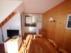 a dining room with a table and a kitchen at Chalet Le Dévoluy, 3 pièces, 6 personnes - FR-1-504-502 in Superdevoluy