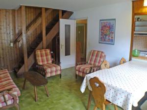 ein Zimmer mit einem Tisch, Stühlen und einer Treppe in der Unterkunft Appartement Samoëns, 4 pièces, 8 personnes - FR-1-629-3 in Samoëns