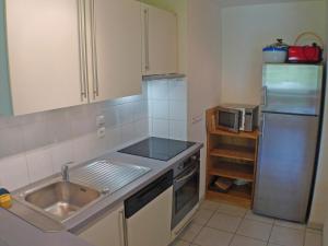 cocina con fregadero y nevera de acero inoxidable en Appartement Samoëns, 3 pièces, 8 personnes - FR-1-629-4 en Samoëns