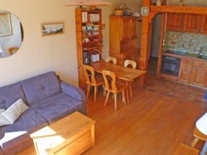 - un salon avec un canapé et une table dans l'établissement Appartement Samoëns, 3 pièces, 4 personnes - FR-1-629-52, à Samoëns