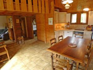 uma cozinha e sala de jantar com uma mesa de madeira e cadeiras em Chalet Samoëns, 4 pièces, 10 personnes - FR-1-629-5 em Samoëns