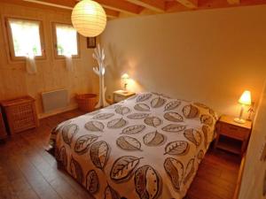 um quarto com uma cama e duas mesas e duas janelas em Chalet Samoëns, 4 pièces, 10 personnes - FR-1-629-5 em Samoëns