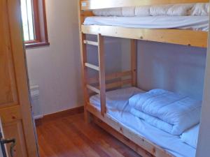 - un lit superposé avec 2 oreillers sur la couchette inférieure dans l'établissement Appartement Samoëns, 3 pièces, 4 personnes - FR-1-629-52, à Samoëns