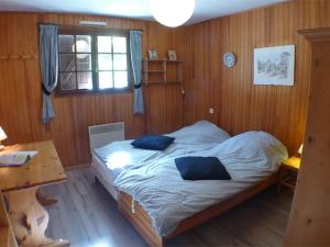 En eller flere senge i et værelse på Chalet Morillon Village, 6 pièces, 9 personnes - FR-1-629-10