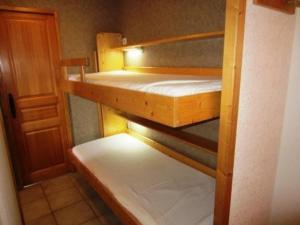 Katil dua tingkat atau katil-katil dua tingkat dalam bilik di Studio Morillon Village, 1 pièce, 4 personnes - FR-1-629-74