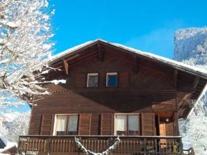 una baita di tronchi nella neve su una montagna di Chalet Gentiane à Samoëns - Idéal pour vacances familiales ou entre amis, calme et confort assuré - FR-1-629-88 a Samoëns
