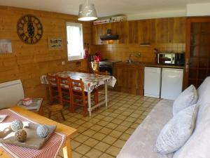 een keuken met een tafel en een aanrecht bij Appartement Samoëns, 2 pièces, 6 personnes - FR-1-629-16 in Samoëns