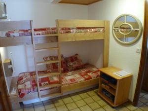 een slaapkamer met 2 stapelbedden en een bureau bij Appartement Samoëns, 2 pièces, 6 personnes - FR-1-629-16 in Samoëns