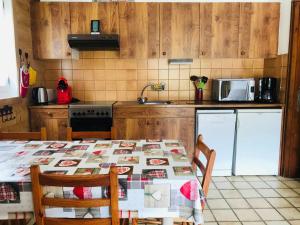 een keuken met een tafel met een tafelkleed erop bij Appartement Samoëns, 2 pièces, 6 personnes - FR-1-629-16 in Samoëns