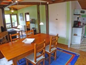 - une salle à manger avec une table et des chaises en bois dans l'établissement Appartement Samoëns, 2 pièces, 4 personnes - FR-1-629-53, à Samoëns