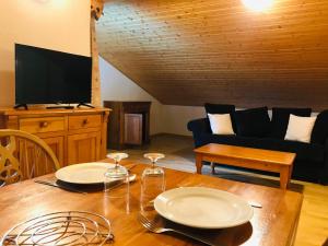 ein Wohnzimmer mit einem Holztisch mit Tellern darauf in der Unterkunft Studio Samoëns, 1 pièce, 4 personnes - FR-1-629-92 in Samoëns