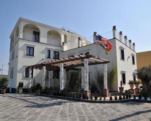 Un edificio con una bandiera americana davanti di Costa Hotel a Pompei