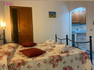 - une chambre avec un lit et des serviettes dans l'établissement Stella del Mattino, à Lipari