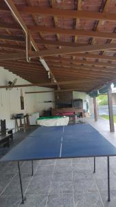 un tavolo da ping pong sotto un soffitto di legno di Casafamiliar a Villa San Nicolás