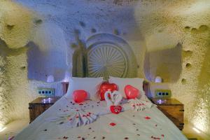 A bed or beds in a room at Babili Cappadocia Cave