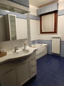 ein Badezimmer mit einem Waschbecken und einer Badewanne in der Unterkunft Umbriahouse in Terni