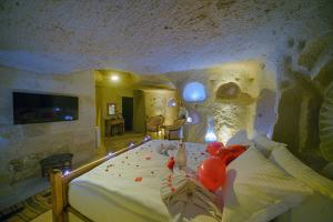 A television and/or entertainment centre at Babili Cappadocia Cave