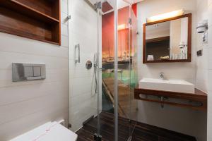 a bathroom with a glass shower and a sink at Hotel Restauracja Faleza in Jastrzębia Góra