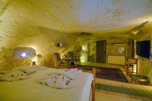 A television and/or entertainment centre at Babili Cappadocia Cave