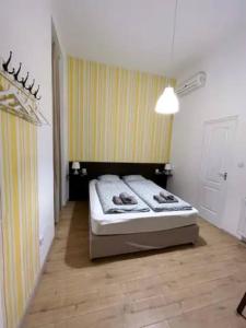 布達佩斯的住宿－A4 Parliament Sunflower Cozy Apartment，卧室配有一张床
